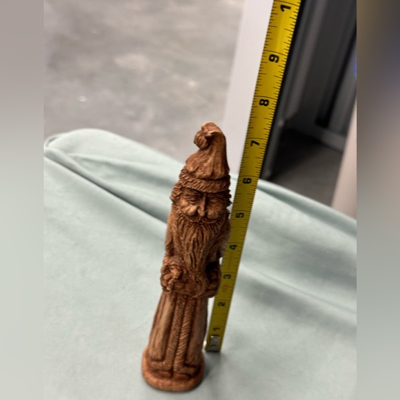 Resin wood toned carved Santa. Great detail! About 7.5 inches tall! - Picture 4 of 7